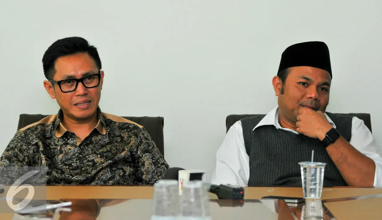 Ekspresi Bacagub DKI Jakarta, Muhhamad Idrus saat menemui Eko Patrio di Graha Komando, Kalimalang, Jakarta, Selasa (19/4). Kunjungan Idrus bagian dari silahturahmi dan berdiskusi mengenai kondisi Jakarta saat ini. (Liputan6.com/Yoppy Renato)