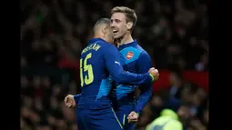 Bek Arsenal,  Nacho Monreal merayakan gol bersama Alex Oxlade Chamberlain usai mencetak gol saat laga perempat final Piala FA di Stadion Old Trafford, Inggris (10/3/2015). Arsenal Menang 2-1 atas Manchester United. (Reuters/Andrew Yates)