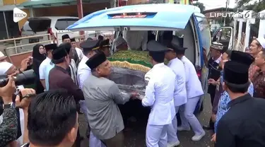 Jenazah mantan gubernur Jambi Zulkifli Nurdin tiba di rumah duka di Kota Jambi. Rencananya jenazah akan dimakamkan di pemakaman keluarga.