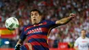 Penyerang Barcelona, Luis Suarez berusaha mengontrol bola saat pertandingan final Piala Copa del Rey di Madrid, (23/5). Barcelona menang atas Sevilla dengan skor 2-0. (Reuters / Juan Medina)