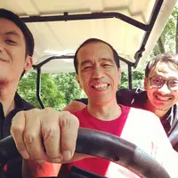 Sebuah kehormatan bagi Desta dan Vincent Rompies. Kesempatan yang jarang didapatkan bisa berkeliling Istana Presiden di Bogor. Dua presenter itu keliling Istana bersama Presiden Joko Widodo alias Jokowi. (Instagram/desta80s)