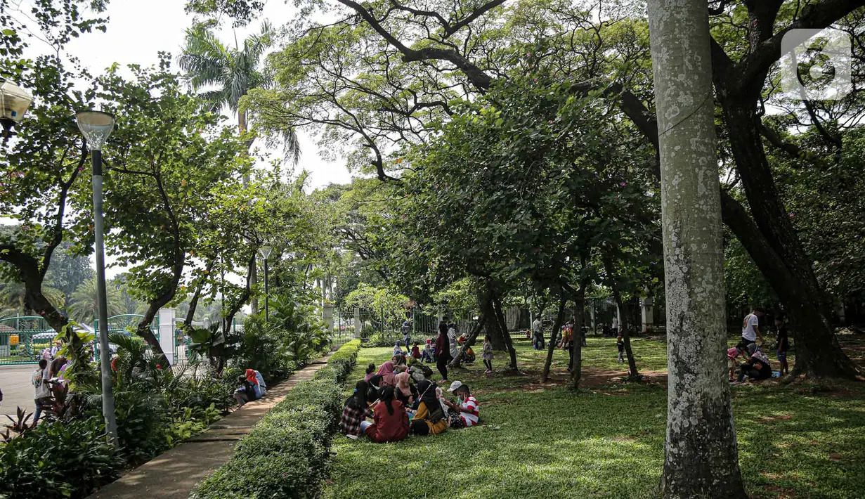 <p>Warga bersantai di halaman luar Monumen Nasional (Monas) Jakarta, Kamis (5/5/2022). Meski kawasan Monas masih ditutup sejak awal pandemi COVID-19 pada Maret 2020 lalu namun tidak menyurutkan minat warga untuk bisa berwisata yaitu dengan memanfaatkan kawasan luar monumen tersebut. (Liputan6.com/Faizal Fanani)</p>