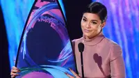 Vanessa Hudgens saat mendapatkan penghargaan di Teen's Choice Awards 2017 (E!)