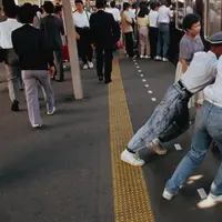 Profesi Oshiya sebagai pendorong penumpang masuk ke dalam kereta perlu diacungi jempol nih.