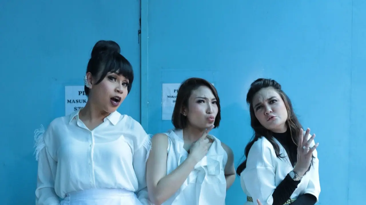 [Bintang] Luna Maya - Ayu Dewi - Melaney Ricardo
