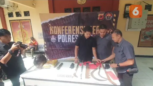 Barang bukti senjata tajam dalam kasus duel pelajar dan kasus tawuran pelajar di Kabupaten Sukabumi, (Liputan6.com/Fira Syahrin).