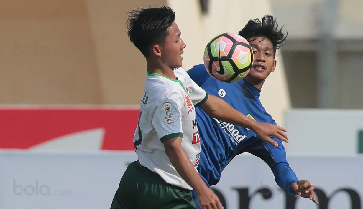 Duel pemain Persib Bandung U-19, Indra Mustafa (kanan) dengan pemain PS TNI U-19, Ghulam Rahman pada lanjutan Liga 1 2017 U-19 di Stadion Si Jalak Harupat, Sabtu (05/8/2017). (Bola.com/Nicklas Hanoatubun)