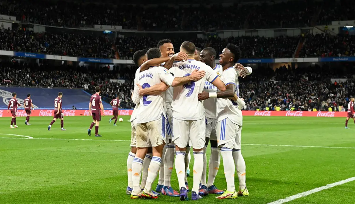 Pemain Real Madrid Karim Benzema (tengah) merayakan dengan rekan setimnya setelah mencetak gol ke gawang Real Sociedad pada pertandingan sepak bola Liga Spanyol di Stadion Santiago Bernabeu, Madrid, Spanyol, 5 Maret 2022. Real Madrid menang 4-1. (PIERRE-PHILIPPE MARCOU/AFP)