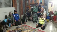 Sejumlah petugas anggota TNI-polri, Tagana dan warga sekitar di rumah duka Teti Binti Tasman, (35), warga Kampung Talun, Desa Karang Sewu, Kecamatan Cisewu, korban banjir bandang. (Liputan6.com/Jayadi Supriadin)