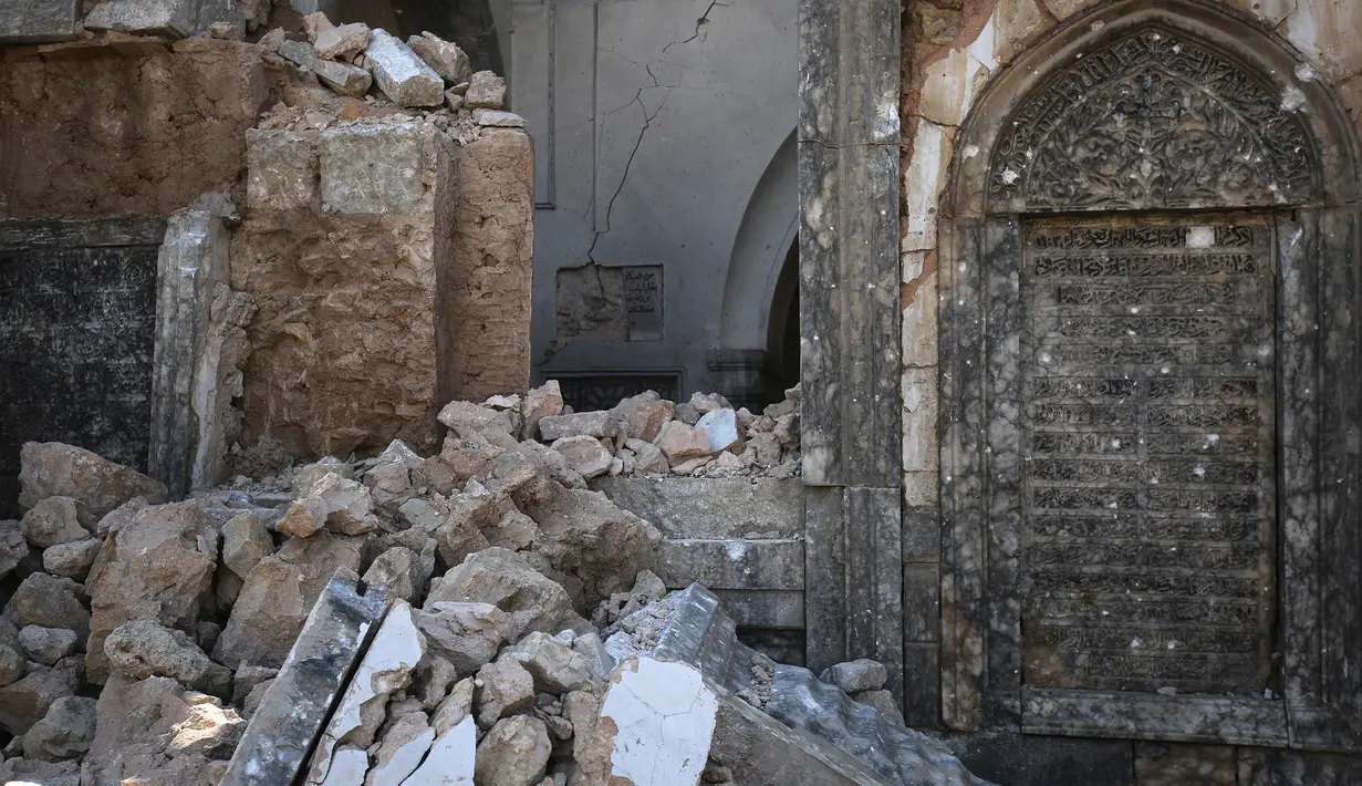 Kondisi gereja yang rusak berat akibat perang di daerah Kota Tua Mosul, Irak (13/3). Selama pertempuran sembilan bulan untuk merebut Mosul dari militan ISIS, pihak berwenang Irak menemukan ribuan jasad warga sipil. (AFP/Ahmad Al-Rubaye)