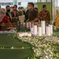 Pengunjung melihat pameran Mega Proyek Kota Mandiri dan Satelit Baru Kota Podomoro Tenjo di Atrium Central Park Jakarta (18/8/2020). Kota Podomoro Tenjo diharapkan menjadi katalisator perekonomian Indonesia sekaligus menginspirasi pelaku usaha properti. (Liputan6.com)