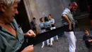 Dua Castellers bersiap-siap mengambil bagian dalam Castell di alun-alun Sant Jaume, Barcelona, Spanyol, Minggu (24/9). Dalam aksi ini, kelompok akar rumput telah membagikan satu juta kartu suara referendum kemerdekaan. (AP Photo/Emilio Morenatti)