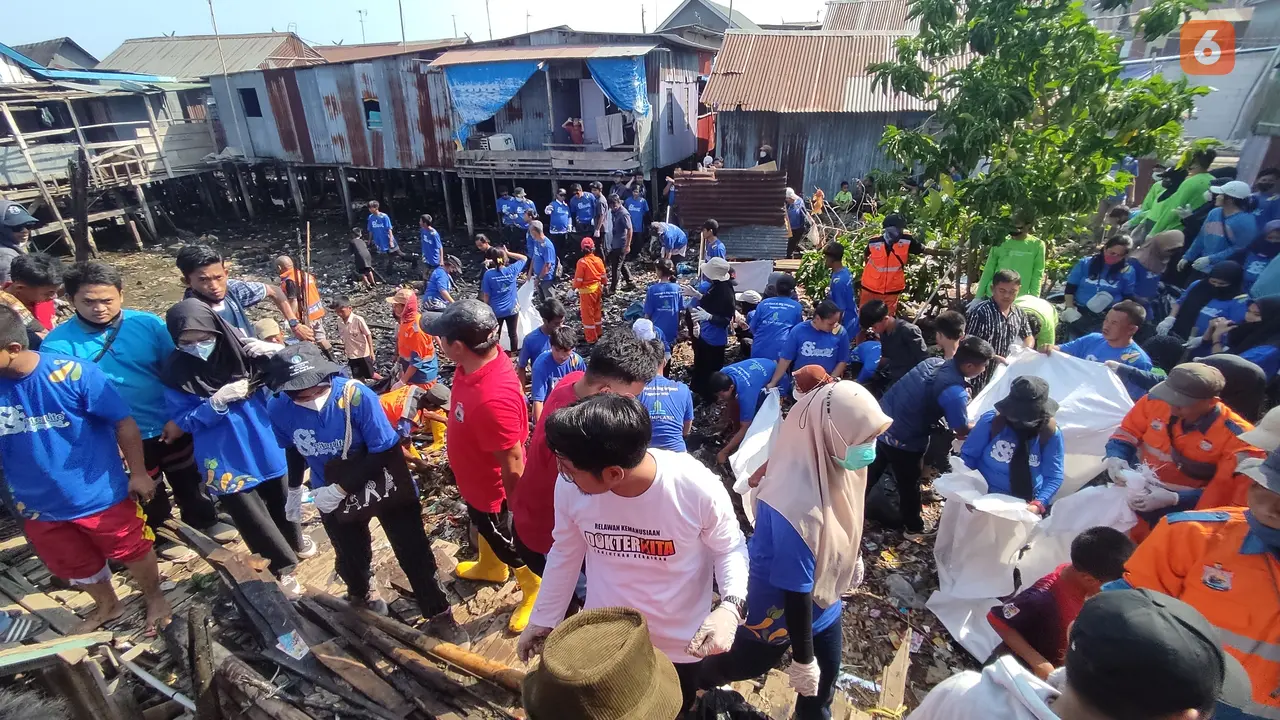 Pandawara Group bersih-bersih pemukiman terapung di Makassar (Liputan6.com/Fauzan)