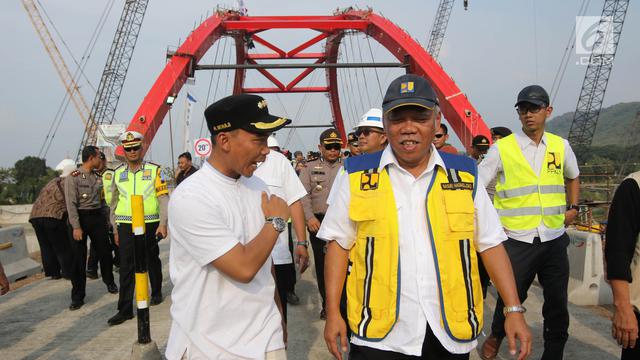 Naiki Truk, Menteri PUPR Uji Coba Jembatan Kali Kuto