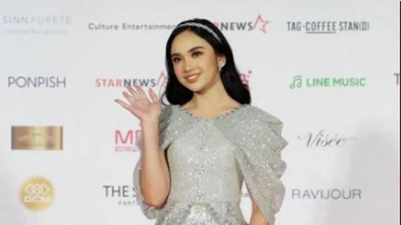 Pesona Lyodra bak Dewi di Asia Artist Awards 2022, Sempat Foto Bareng Han So Hee