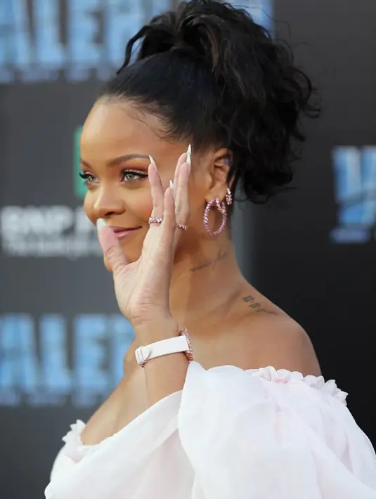 “Payudaranya terlalu penuh dan gaun itu seperti melontarkan suatu kalimat,” ujar salah seorangpenggemar yang melihat Rihanna di acara tersebut. (AFP/Neilson Barnard)