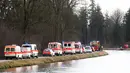 Mobil ambulans dikerahkan ke lokasi tabrakan antara dua kereta di dekat Bad Aibling, Jerman, Selasa (9/2). Kepolisian federal Jerman di lokasi mengatakan sedikitnya delapan orang tewas dan sekitar 100 lainnya cedera. (REUTERS/Michael Dalder)