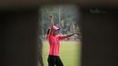 Atlet putri Indonesia, Emilia Nova mempraktekan gerakan melempar saat sesi latihan di Stadion Madya, Jakarta, Kamis (7/6/2018). Latihan tersebut merupakan bagian dari persiapan Asian Games 2018. (Bola.com/Nick Hanoatubun)