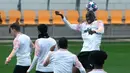 Pemain Valencia Mouctar Diakhaby menyundul bola saat sesi latihan di Paterna Sports City, Paterna, Spanyol, Selasa (18/2/2020). Valencia akan menghadapi Atalanta pada leg pertama babak 16 besar Liga Champions di San Siro, 20 Februari 2020 dini hari WIB. (JOSE JORDAN/AFP)