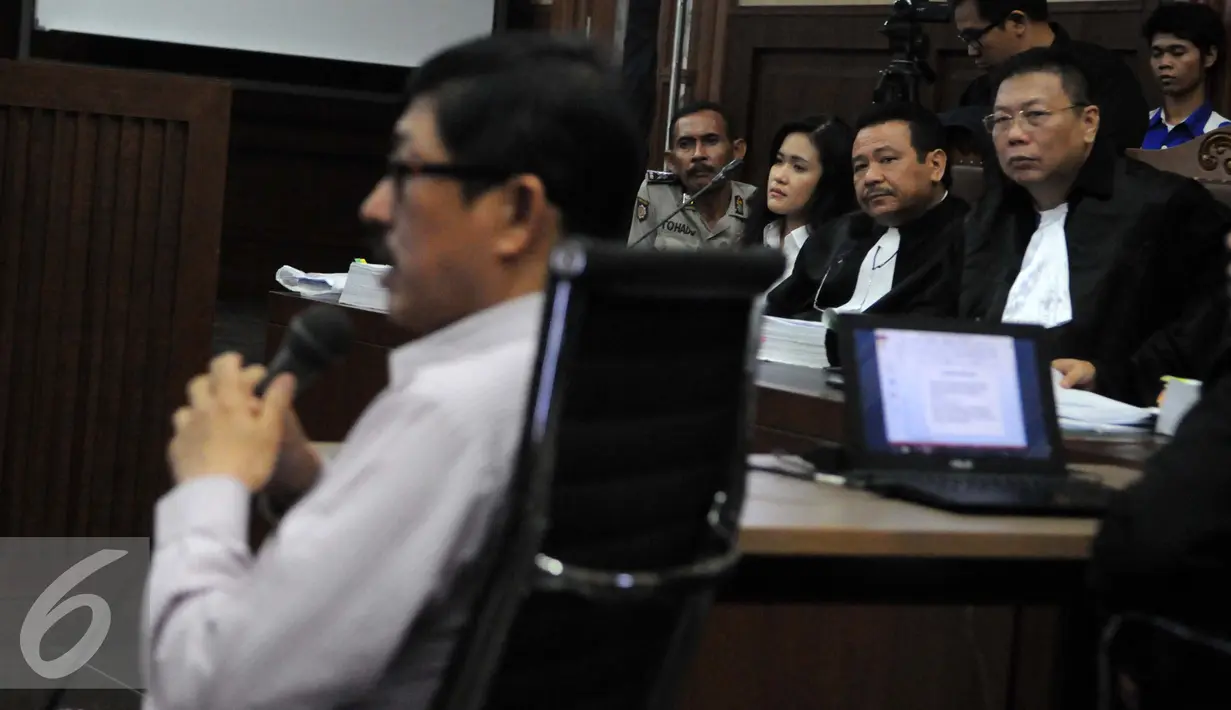 Penasehat hukum Jessica Kumala Wongso menyimak keterangan Ahli Patologi Forensik RSCM, Djaja Surya Atmadja, Pengadilan Negeri Jakarta Pusat, Jakarta, Rabu (7/9). Menurut Djaya sianida ada di lambung setiap orang. (Liputan6.com/Helmi Afandi) 