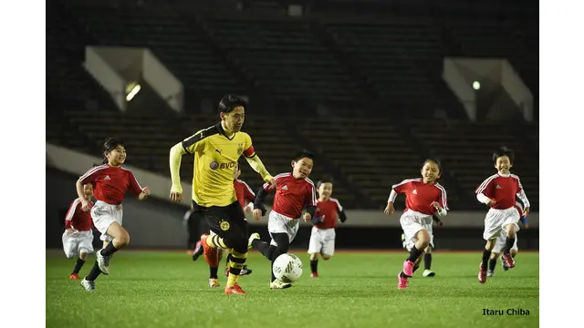 Video Shinji Kagawa gelandang asal Jepang yang bermain di Borussia Dortmund memperlihatkan keahliannya mengolah bola dengan melewati hadangan 30 pemain untuk mencetak gol.