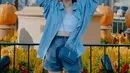 Wanita yang memulai karir menjadi bintang iklan rupanya memakai denim di berbagai kesempatan. Seperti sedang menikmati liburan di luar negeri, ia memadukan denim dengan tanktop berwarna putih. Kacamata dan topi yang dipakai pun membuat Febby makin keren.(Liputan6.com/IG/@febbyrastanty)