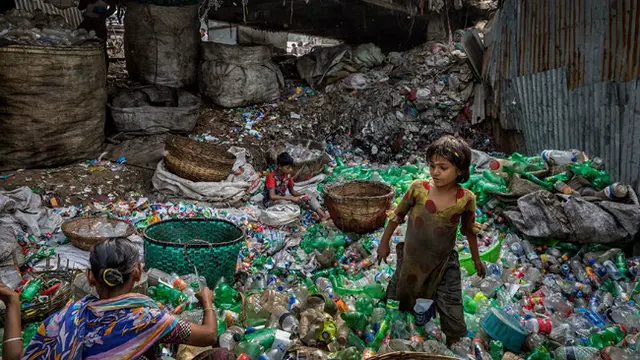 Tak hanya di Indonesia, penumpukan sampah plastik juga terjadi di beberapa negara di dunia.