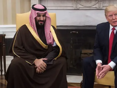 Presiden Amerika Serikat (AS), Donald Trump dan Wakil Putra Mahkota Arab Saudi yang juga menjabat sebagai Menteri Pertahanan, Mohammed bin Salman berbicara kepada media di Oval Office, Gedung Putih, Washington DC, Selasa (14/3). (NICHOLAS KAMM/AFP)
