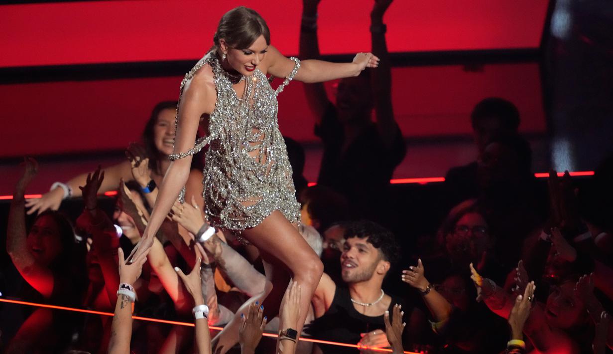 Taylor Swift menyapa penonton sebelum menerima penghargaan pada ajang MTV Video Music Awards di Prudential Center, Newark, New Jersey, Amerika Serikat, 28 Agustus 2022. Taylor Swift memenangi penghargaan bergengsi 'Video of the Year' untuk All Too Well (10 Minute Version) (Taylor's Version). (Photo by Charles Sykes/Invision/AP)