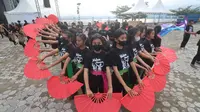 anak-anak Poso latihan menari sebagai persiapan tampil di Festival Danau Poso tahun 2022. (Foto: Ray Rarea).