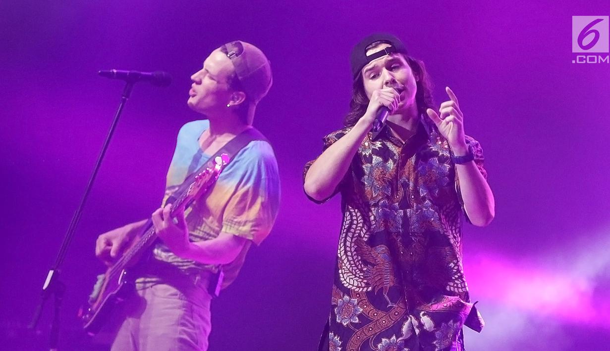 FOTO: Gaya Vokalis Lukas Graham Pakai Batik Saat Konser di Jakarta