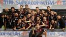 Para pemain AC Milan merayakan keberhasilan meraih gelar Piala Super Italia 2016 di Stadion Jassim Bin Hamad, Qatar, Sabtu (24/12/2016). AC Milan menang adu penalti 4-3 atas Juventus, setelah bermain imbang 1-1 dalam waktu normal. (AFP/Karim Jaafar)
