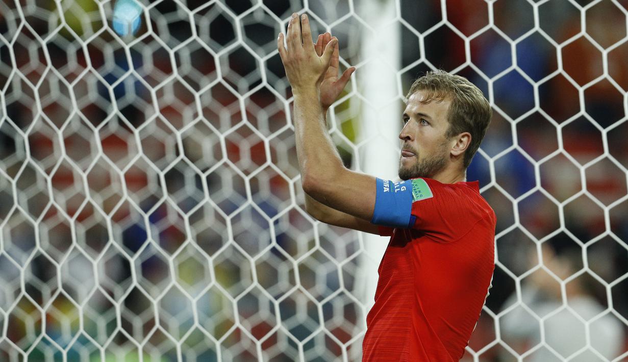 Kapten Inggris, Harry Kane, menyapa suporter usai mengalahkan Kolombia pada babak 16 besar Piala Dunia di Stadion Spartak, Moskow, Selasa (3/7/2018). Inggris menang 1-1 (4-3) atas Kolombia. (AP/Victor Caivano)