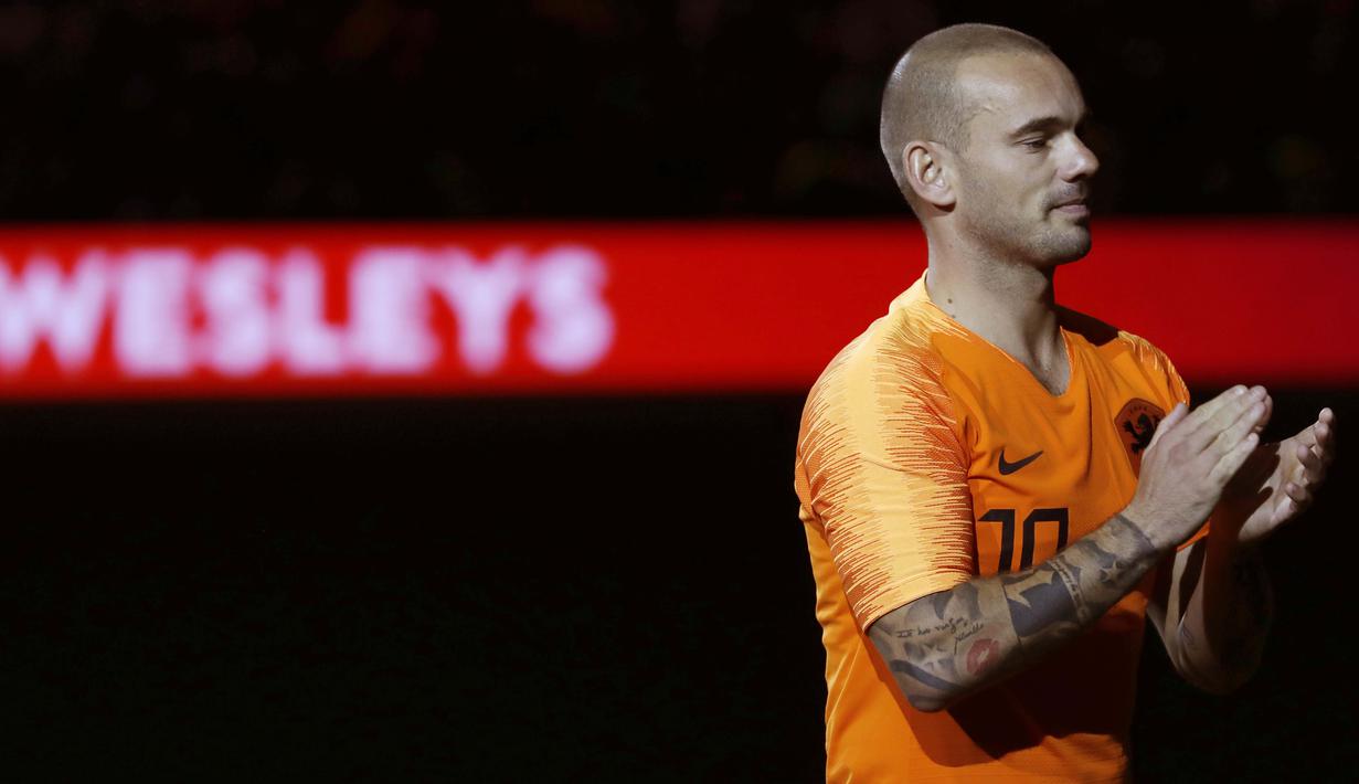 Pemain Belanda, Wesley Sneijder, memberika aplaus usai menjalani laga terakhir bersama timnas Belanda di Stadion Johan Cruijff, Amsterdam, Kamis (6/9/2018). Sneijder telah mencatatkan 134 penampilan dan menyumbang 31 gol. (AP/Peter Dejong)