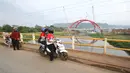 Warga menonton kendaraan pemudik yang melintasi Jembatan Kali Kuto pada ruas tol fungsional Batang - Semarang, Gringsing, Jateng, Rabu (13/6). Berfungsinya Jembatan ini akan memperlancar arus mudik dan arus balik Lebaran 2018. (Liputan6.com/Arya Manggala)