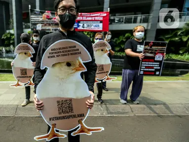Sejumlah aktivis yang tergabung dalam Act For Farmed Animals (AFFA) melakukan aksi bebas peternakan ayam kandang baterai dengan membawa poster di kawasan Menteng Dalam, Jakarta, Kamis (27/7/2023). (Liputan6.com/Faizal Fanani)