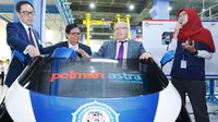 Menteri Ekonomi dan Energi Jerman Peter Altmaier (tiga kiri), Menperin Airlangga Hartarto, dan Presdir PT Astra International Tbk Prijono Sugiarto mencoba mobil listrik di Politeknik Manufaktur Astra, Jakarta, Kamis (1/11). (Liputan6.com/Pool/Mulawarman)