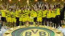 Para pemain Dortmund merayakan gelar juara DFB Pokal usai mengalahkan Frankfurt pada laga final di Stadion Olympic, Berlin, Sabtu (27/5/2017). Dortmund menang 2-1 atas Frankfurt. (EPA/Clemens Bilan)