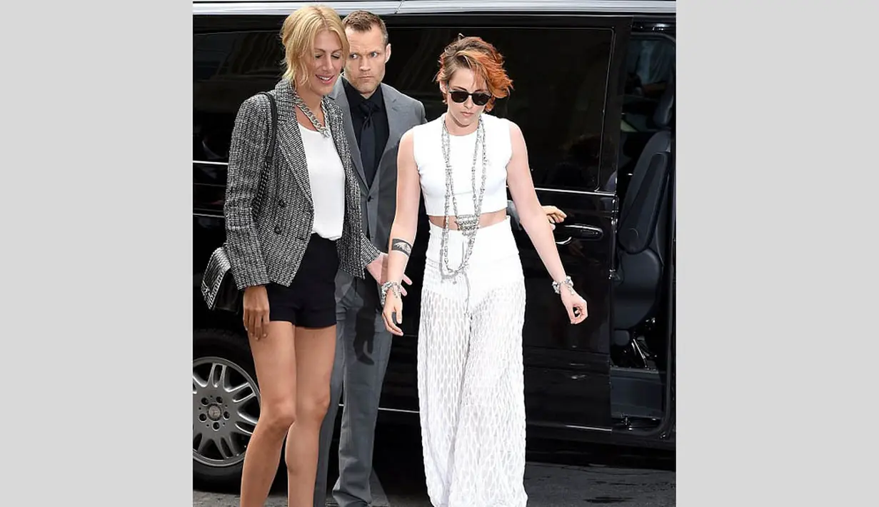 Di ajang Paris Fashion Week, mantan pacar Robert Pattinson itu mengenakan celana model harem yang dibuat transparan dipadukan atasan crop top yang memperlihatkan perut langsingnya, Rabu (9/7/14). (Daily Mail)