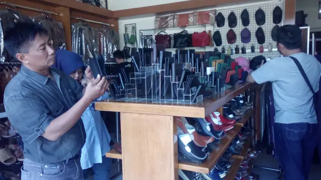 Pengunjung tengah melihat produk kulit Sukaregang Garut