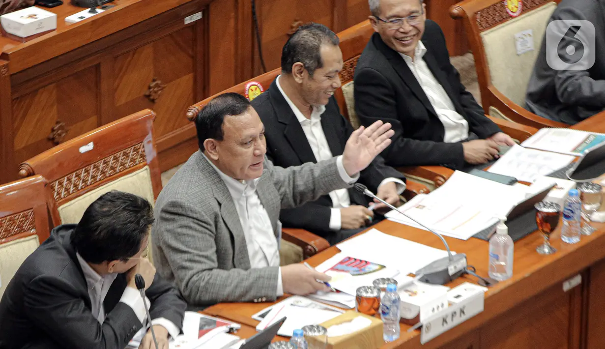 Ketua KPK Firli Bahuri (kedua kiri) bersama Wakil Ketua KPK Nurul Ghufron mengikuti rapat kerja bersama Komisi III DPR di Kompleks Parlemen Senayan, Jakarta, Kamis (9/2/2023). Rapat tersebut membahas evaluasi kinerja dan capaian KPK Tahun 2022 serta rencana kerja tahun 2023. (Liputan6.com/Faizal Fanani)
