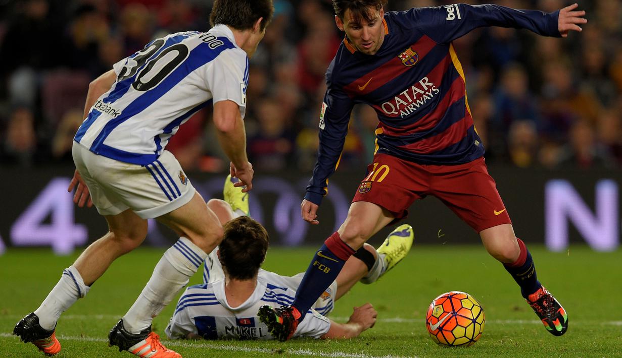 Aksi Lionel Messi saat berusaha melewati pemain Real Sociedad, Geronimo Rulli, dalam lanjutan La Liga Spanyol di Stadion Camp Nou, Barcelona, Sabtu (28/11/2015). (AFP/Lluis Gene)