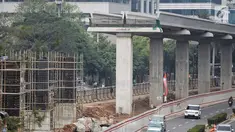 Suasana proyek LRT di Jl Rasuna Said, Jakarta, Rabu (1/8). Kereta ringan Jabodebek ditargetkan beroperasi pada Mei 2019 yang bakal melintasi tiga rute atau lintasan belum dapat dipakai saat perhelatan akbar Asian Games. (Liputan6.com/Faizal Fanani)
