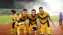 Trio pemain asing Mitra Kukar (dari kiri), Rodrido Dos Santos, Patrick Cruz, dan Arthur Cunna Da Rocha, seusai laga melawan Persija Jakarta, Sabtu (12/12/2015) di Stadion Manahan, Solo. (Bola.com/Nicklas Hanoatubun)