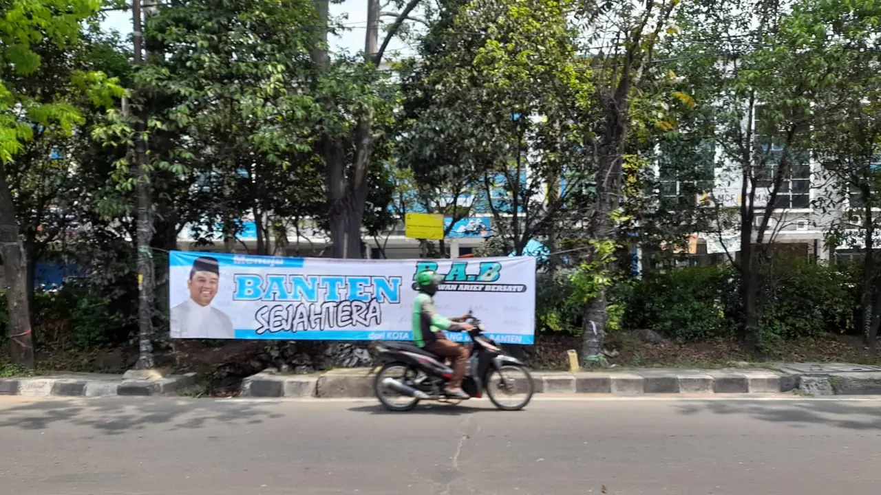 Spanduk dukungan terhadap Wali Kota Tangerang Arief R. Wismansyah, untuk menjadi Gubernur Banten pada Pilkada 2024.
