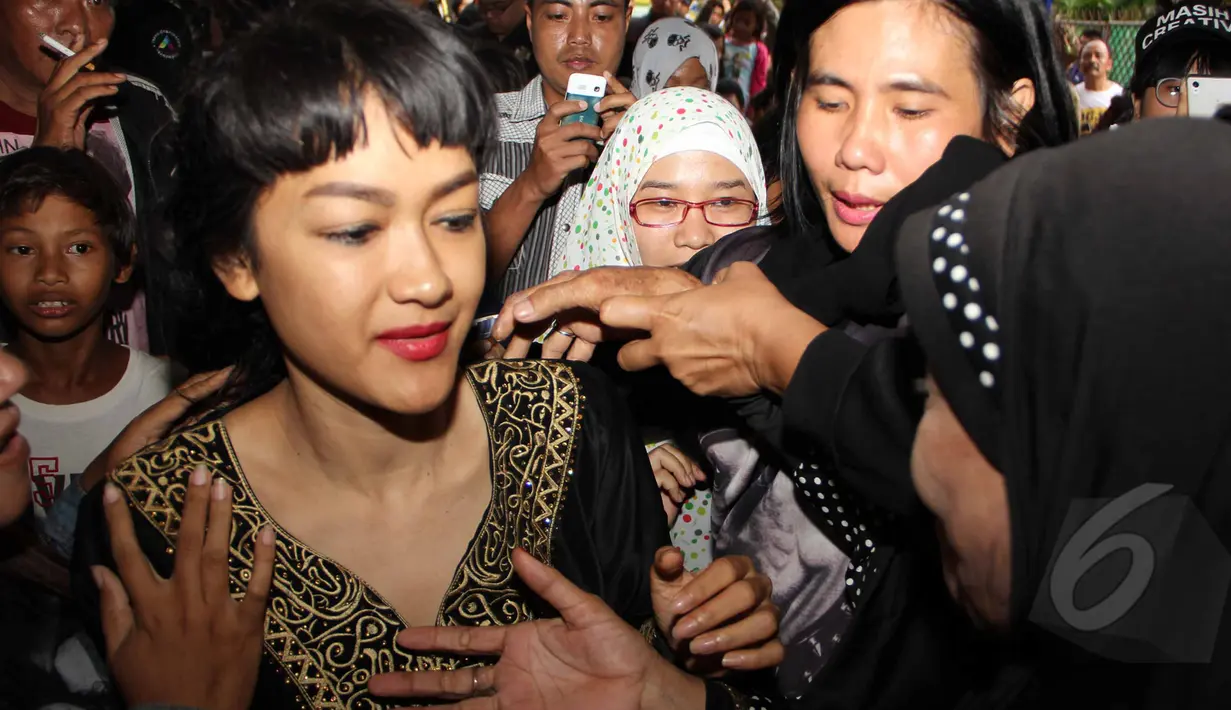 Bagi Jupe, Olga adalah sosok yang sangat baik. Sepanjang melayat di rumah duka, Jupe tak henti mengeluarkan air mata. Foto diambil pada Sabtu (28/3/2015). (Liputan6.com/Faisal R Syam)