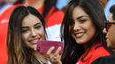 Dua suporter wanita Chile berselfie sebelum menyaksikan laga Argentina melawan Chile pada Copa America Centenario 2016 di Levi's Stadium, California, AS (7/6). Argentina menang atas Chile dengan skor 2-1. (AFP PHOTO/JOSH Edelson)