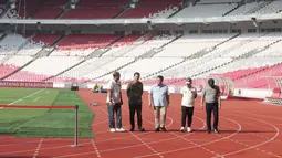 Ketua Umum PSSI, Erick Thohir (tengah) bersama Sekjen Yunus Nusi (kedua kanan) hingga Direktur Utama PPKGBK, Rakhmadi Afif Kusumo saat meninjau kesiapan Stadion Gelora Bung Karno (SUGBK), Senayan, Jakarta, Rabu (05/06/2024) jelang laga Grup F Kualifikasi Piala Dunia 2024. (Bola.com/M Iqbal Ichsan)