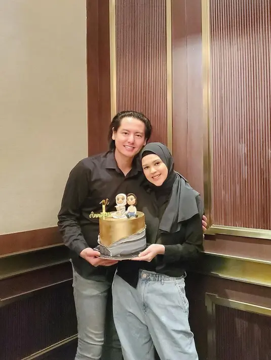 "Roger bagian ngomong doang. Yah gitu deh pokonya bagi-bagi tugas masing-masing," jelas Cut Meyriska. (Instagram/cutratumeyriska)