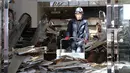 Otoritas meteorologi Jepang (JMA) memperingatkan kemungkinan besar akan terjadi sejumlah gempa susulan dalam beberapa hari ke depan. Tampak dalam foto, seorang pekerja membersihkan puing-puing di sebuah pusat perbelanjaan yang rusak akibat gempa bumi di Kota Hachinohe, Prefektur Aomori, Jepang, pada Selasa 9 Desember 2025. (JIJI Press/Japan OUT/AFP)